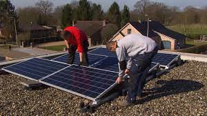 Les étapes d'installation de panneaux photovoltaïques sur un toit plat
