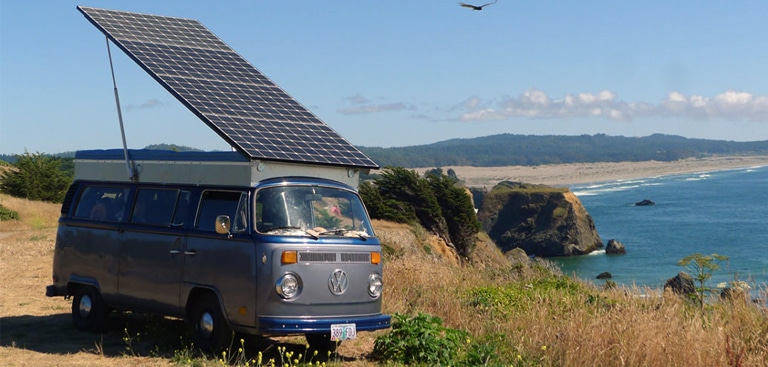 Installation de panneau solaire sur un camping-car.