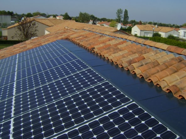 Panneaux solaires intégrés au bâti